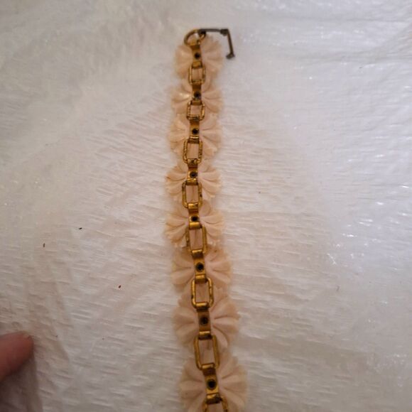 A Vintage Plastic Daisy Women's Bracelet Soft Plastic Decorative Cottage Core - Picture 3 of 9